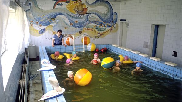 Bērni peldbaseinā. Foto no arhīva - Sputnik Latvija