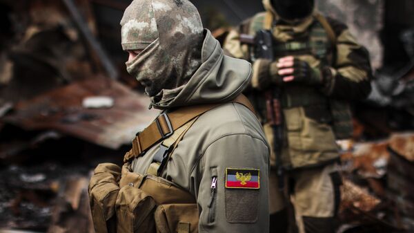 Ополченцы Донецкой народной республики на территории разрушенного рынка на Донбассе - Sputnik Latvija