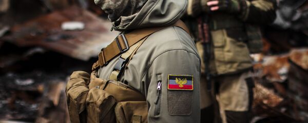 Ополченцы Донецкой народной республики на территории разрушенного рынка на Донбассе Ополченцы Донецкой народной республики на территории разрушенного рынка на Донбассе - Sputnik Latvija