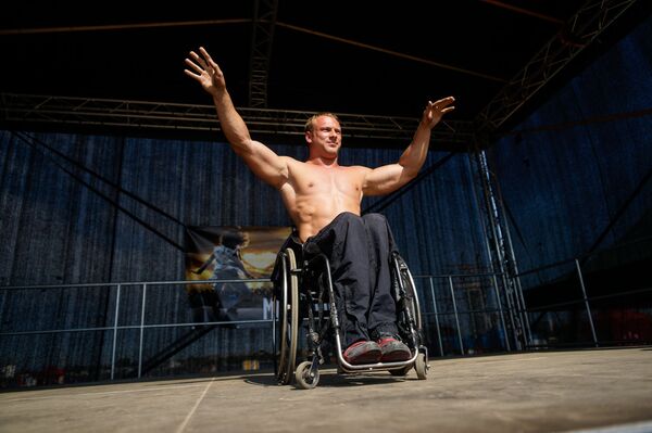 Пример силы, духа и упорства - бодибилдинг в инвалидной коляске Пример силы, духа и упорства - бодибилдинг в инвалидной коляске - Sputnik Латвия