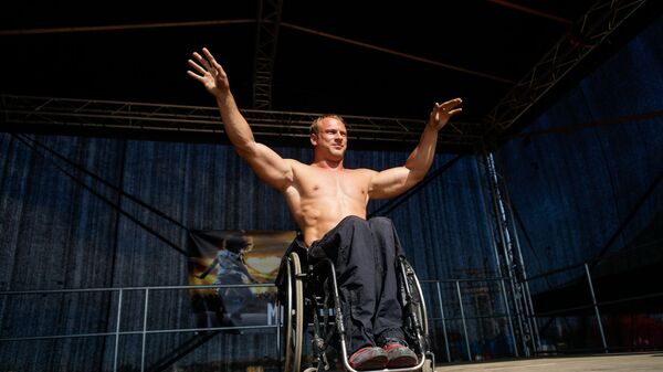 Пример силы, духа и упорства - бодибилдинг в инвалидной коляске - Sputnik Латвия
