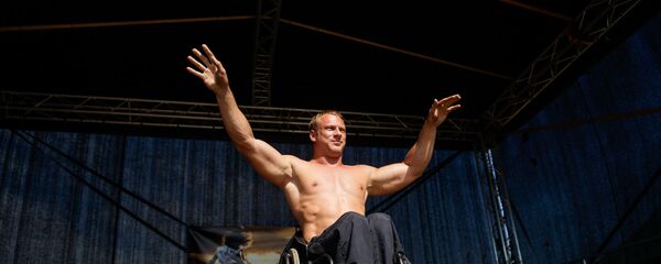 Пример силы, духа и упорства - бодибилдинг в инвалидной коляске Пример силы, духа и упорства - бодибилдинг в инвалидной коляске - Sputnik Latvija