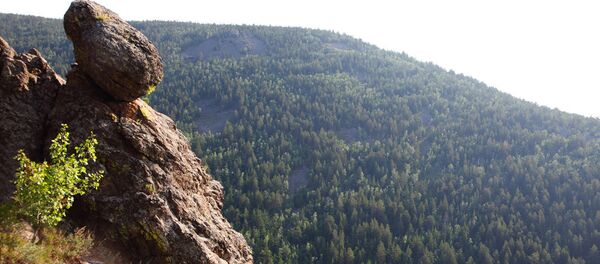 Падающий камень на первой смотровой площадке горы Алханай - Sputnik Латвия