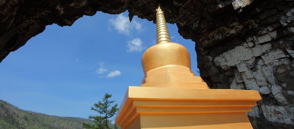 Золотая ступа в Храме Ворота. Говорят, еще задолго до появления буддизма в здешних местах на Алханае бывал сам Чингисхан Золотая ступа в Храме Ворота. Говорят, еще задолго до появления буддизма в здешних местах на Алханае бывал сам Чингисхан - Sputnik Латвия