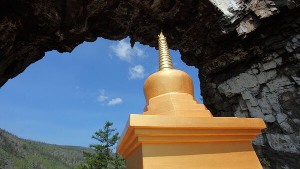 Золотая ступа в Храме Ворота. Говорят, еще задолго до появления буддизма в здешних местах на Алханае бывал сам Чингисхан - Sputnik Латвия