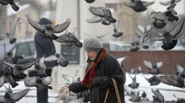 Женщина кормит голубей - Sputnik Латвия