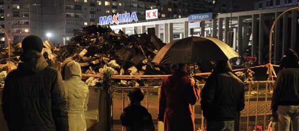 Горожане возлагают цветы и зажигают свечи на месте трагедии в Риге - Sputnik Латвия