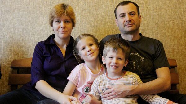 Сергей Прованов с семьей - Sputnik Латвия