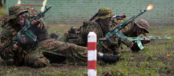 Военнослужащие вооруженных сил России во время прохождения этапа Тропа разведчика на конкурсе Отличники войсковой разведки в рамках Международных армейских игр в Новосибирской области Военнослужащие вооруженных сил России во время прохождения этапа Тропа разведчика на конкурсе Отличники войсковой разведки в рамках Международных армейских игр в Новосибирской области - Sputnik Latvija