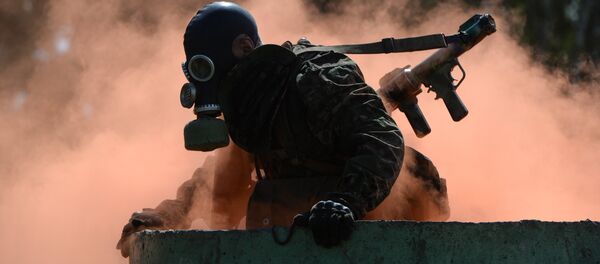 Военнослужащие вооруженных сил России во время прохождения этапа Тропа разведчика - Sputnik Латвия