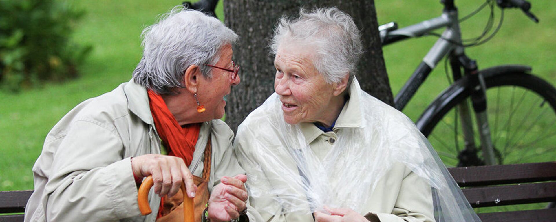 Пожилые женщины в парке - Sputnik Latvija, 1920, 09.04.2021