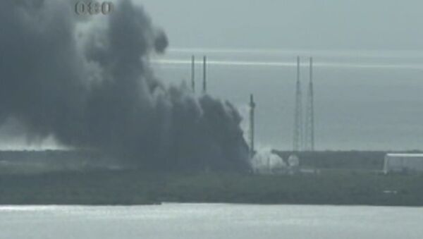 Густой дым поднимался над платформой SpaceX после взрыва ракеты Falcon 9 - Sputnik Латвия