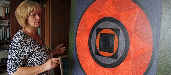 Художница Анна Пейпиня показывает свою картину - Sputnik Латвия