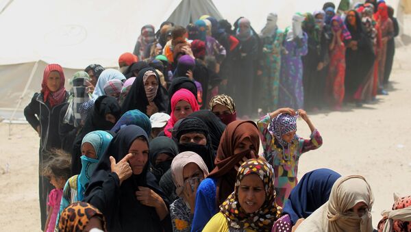 Irākiešu sievietes rindā pēc humānās palīdzības. Foto no arhīva - Sputnik Latvija