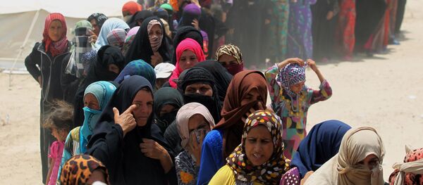 Irākiešu sievietes rindā pēc humānās palīdzības. Foto no arhīva - Sputnik Latvija