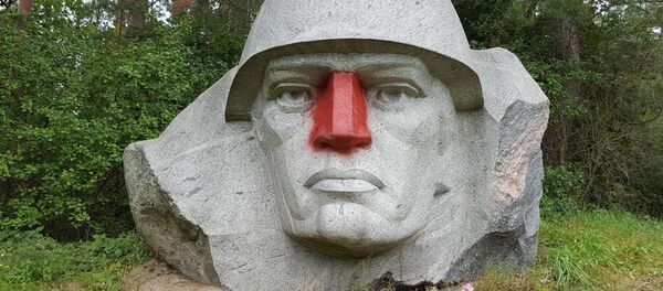 Изуродованный вандалами памятник советским войнам в Литве - Sputnik Латвия