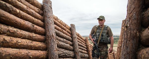 Ukrainas Bruņoto spēku karavīrs pozīcijās Doņeckas apgabalā. Foto no arhīva Ukrainas Bruņoto spēku karavīrs pozīcijās Doņeckas apgabalā. Foto no arhīva - Sputnik Latvija