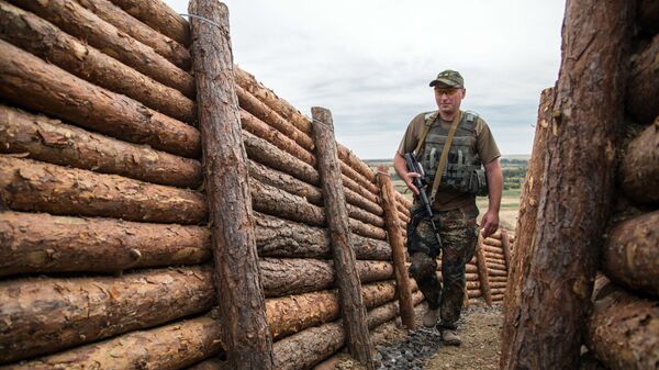 Солдат ВСУ в окопах на позиции в Донецкой области - Sputnik Latvija