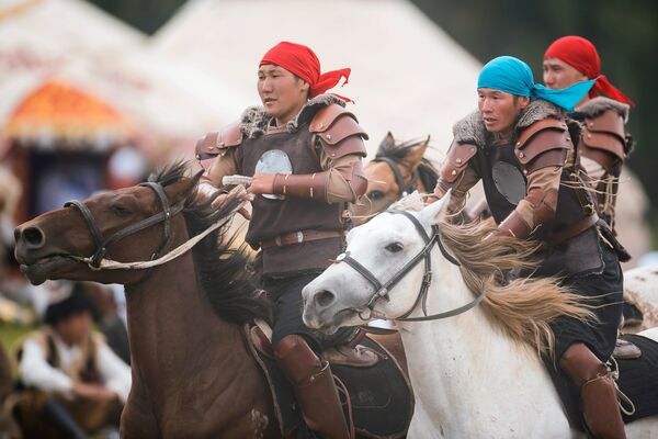 Zirgu skriešanas sacīkstes festivālā Nomadu visums. Festivāls notiek Kirčinas aizas etno pilsētiņā 2. Vispasaules nomadu spēļu ietvaros. - Sputnik Latvija