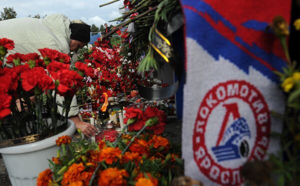 Цветы и свечи в память о погибших хоккеистах ярославского Локомотива у стадиона Арена-2000 - Sputnik Латвия