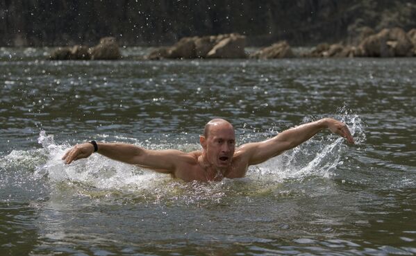 2009. gada 3. augusts. Krievijas valdības vadītājs Vladimirs Putins atpūšas Tivas Republikā. - Sputnik Latvija