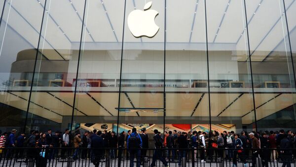 Люди выстраиваются в очередь возле магазина Apple в Ханчжоу, Китай - Sputnik Латвия