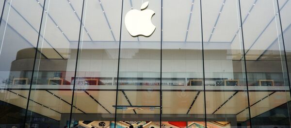 Люди выстраиваются в очередь возле магазина Apple в Ханчжоу, Китай Люди выстраиваются в очередь возле магазина Apple в Ханчжоу, Китай - Sputnik Латвия