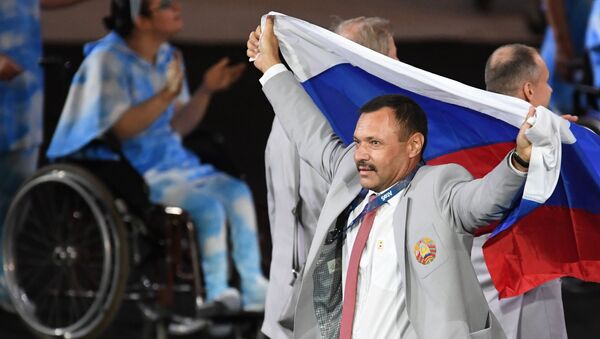 Baltkrievijas sportists nes Krievijas karogu Paralimpiādes atklāšanas ceremonijā - Sputnik Latvija