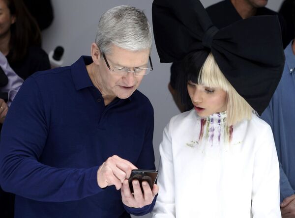 Исполнительный директор Apple Тим Кук продемонстрировал возможности новых гаджетов юной актрисе Мэдди Зиглер - Sputnik Латвия
