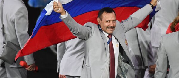 Andrejs Fomočkins, kurš uzdrošinājās demonstrēt Krievijas karogu dalībvalstu parādes laikā Andrejs Fomočkins, kurš uzdrošinājās demonstrēt Krievijas karogu dalībvalstu parādes laikā - Sputnik Latvija