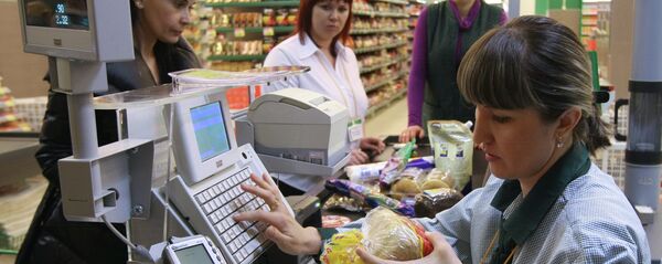 Покупатели оплачивают покупки в гипермаркете Покупатели оплачивают покупки в гипермаркете - Sputnik Latvija
