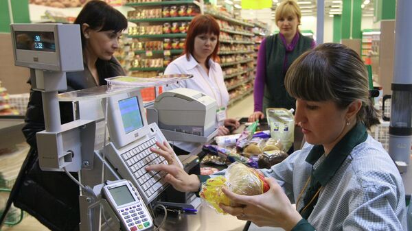 Покупатели оплачивают покупки в гипермаркете - Sputnik Латвия