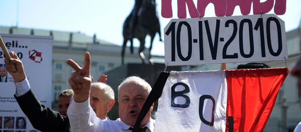 Поляки поминают погибших в авиакатастрофе под Смоленском - Sputnik Латвия