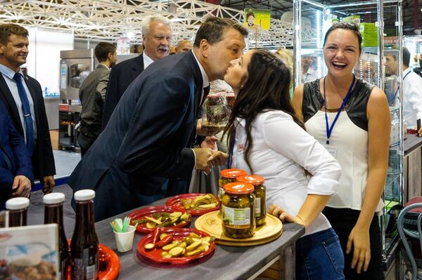 После дегустации маринованных огурцов Президент полез целоваться с обслуживающим персоналом После дегустации маринованных огурцов Президент полез целоваться с обслуживающим персоналом - Sputnik Латвия