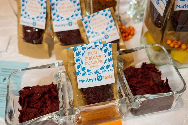 Морковно-свекольные чипсы для хозяев и их четвероногих друзей Морковно-свекольные чипсы для хозяев и их четвероногих друзей - Sputnik Латвия