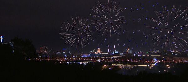 Праздничный салют в честь Дня города в Москве Праздничный салют в честь Дня города в Москве - Sputnik Латвия