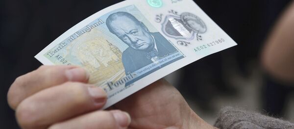 Jauna plastmasas 5 mārciņu banknote Jauna plastmasas 5 mārciņu banknote - Sputnik Latvija
