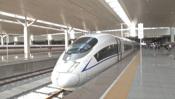 Tagad divreiz ātrāk: Ķīnā ir laiduši pasaulē ātrāko vilcienu - Sputnik Latvija