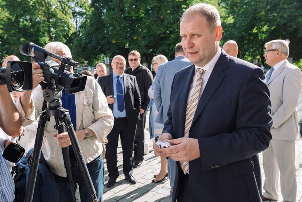 Lauku dzīves lietu ministrs Urmas Krūze uzklausa kritiku. - Sputnik Latvija