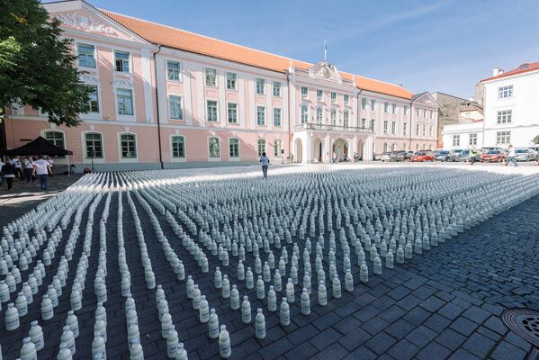 10 000 pudeles ar Igaunijas pienu pie Rīgikogu ēkas. - Sputnik Latvija