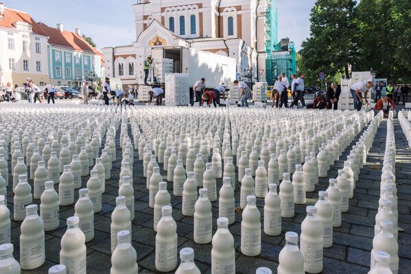 Pagāja gandrīz  divas stundas līdz izdevās  izvietot 10 000 pudeles piena. - Sputnik Latvija