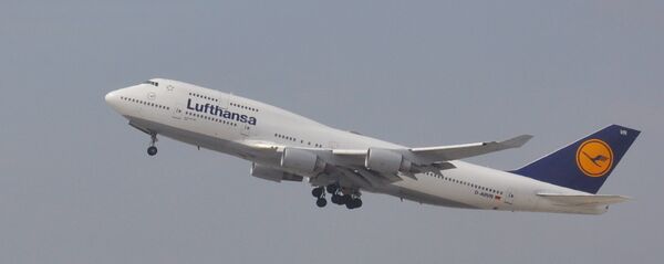 Lufthansa aviokompānijas līdmašīna Boeing-747 Lufthansa aviokompānijas līdmašīna Boeing-747 - Sputnik Latvija