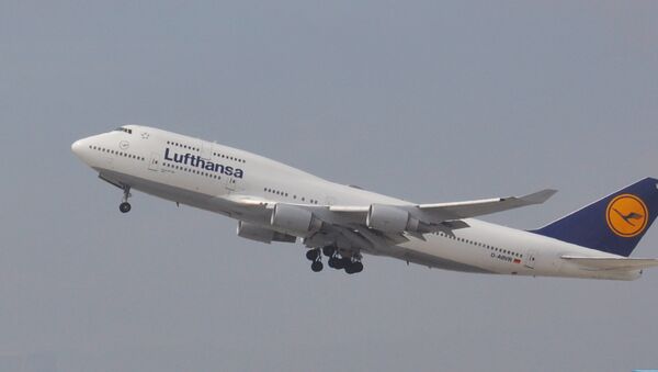 Lufthansa aviokompānijas līdmašīna Boeing-747 - Sputnik Latvija