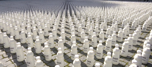 Троянская корова и молоко у здания правительства – митинг фермеров в Эстонии - Sputnik Латвия