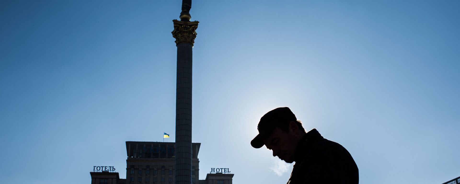 Прохожий на площади Независимости в Киеве - Sputnik Латвия, 1920, 25.02.2022