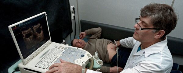 Врач проводит ультразвуковое исследование в кабинете УЗИ Врач проводит ультразвуковое исследование в кабинете УЗИ - Sputnik Latvija