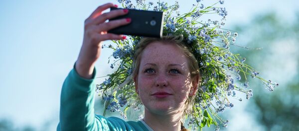 Девушка в венке Девушка в венке - Sputnik Латвия