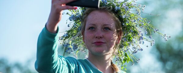 Девушка в венке - Sputnik Латвия