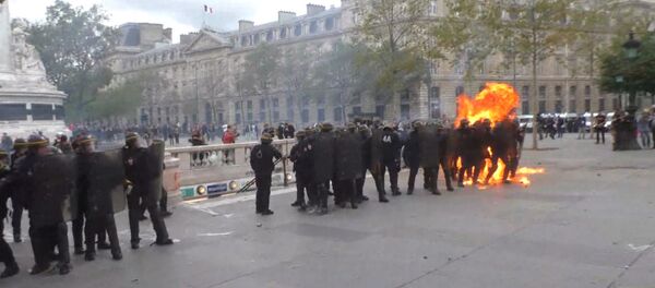Протестующие в Париже кидали в полицейских коктейли Молотова Протестующие в Париже кидали в полицейских коктейли Молотова - Sputnik Латвия
