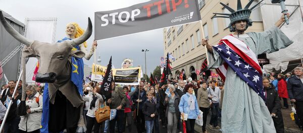 Protesta akcija Eiropā pret Transatlantiskās tirdzniecības vienošanos (TTIP) Protesta akcija Eiropā pret Transatlantiskās tirdzniecības vienošanos (TTIP) - Sputnik Latvija